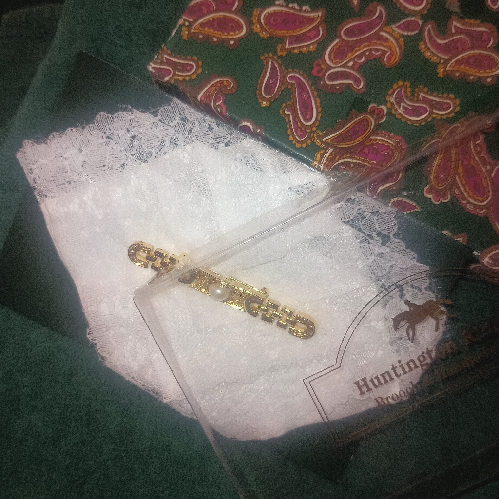 Huntington Ridge Vintage Brooch HankerchiefWith Original Box